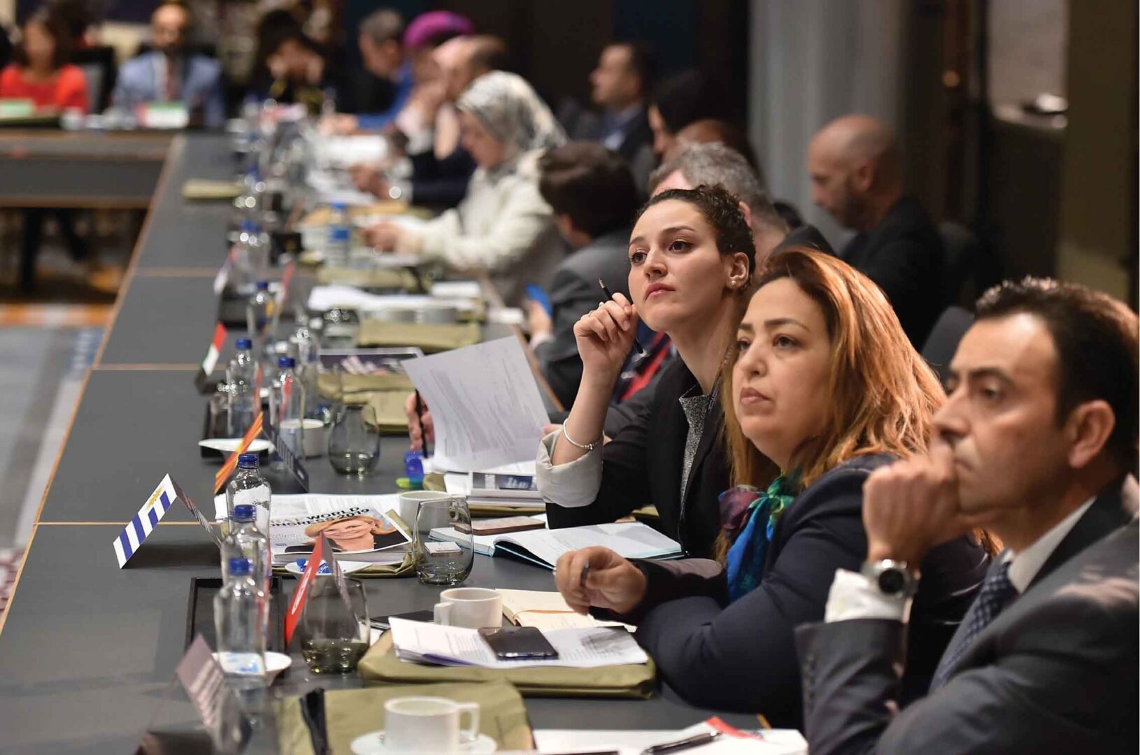 pessoas auditório olhando