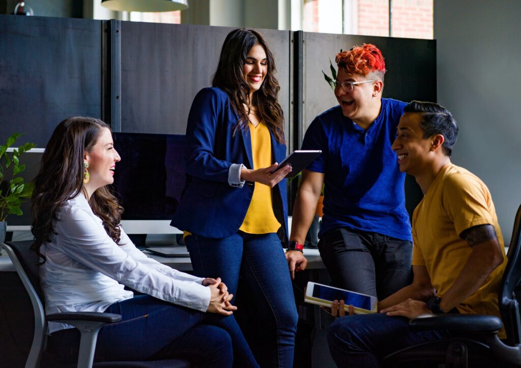 group-of-people-sitting-inside-room-2422294 Foto de Jopwell no Pexels